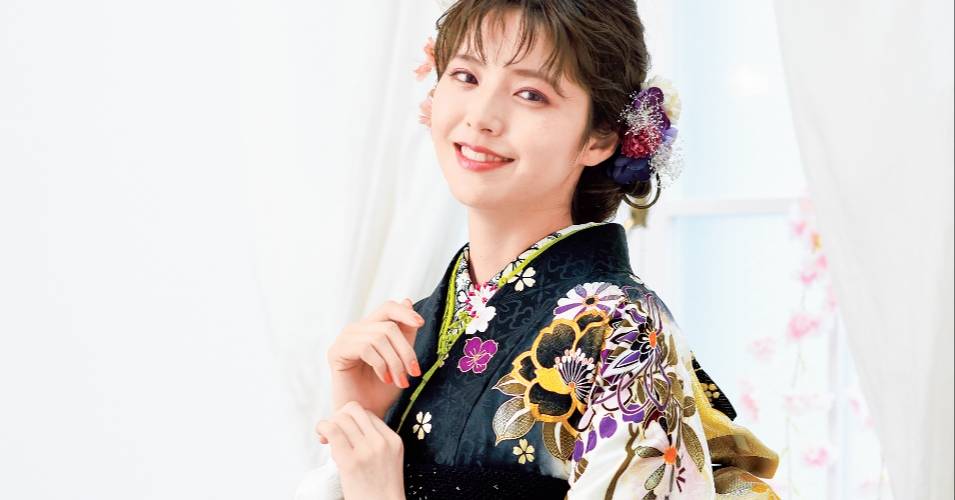 笑顔の着物の女性の画像