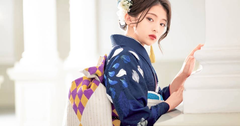 こちらを向いている振袖の女性の画像2
